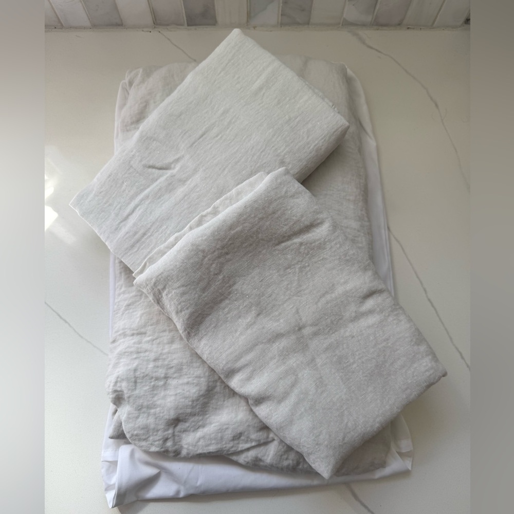 BROOKLINEN Linen Queen Fitted Sheet and Two Pillowcases - Cloud Gray